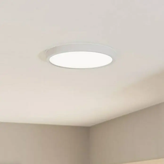 Eglo Fueva 5 Plafón LED redondo Fueva - Ø x Al: 28,5 x 2,8 cm, 20 W, Blanco, Blanco neutro - Una lámpara de techo redonda blanca que proporciona una iluminación brillante en una habitación con techos blancos y paredes beige.
