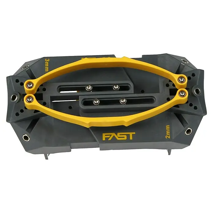 Fast Bohrhilfe - L x B x H: 190 x 90 x 70 mm, Grau/Gelb - Grau-gelbes Skiservice-Werkzeug mit Metallrollen, gelbem Griff und "FAST" Aufschrift. Markiert mit 2mm und 3mm.