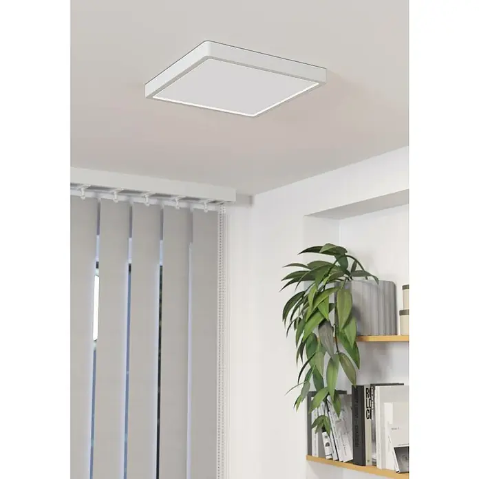 Eglo Fueva 5 LED-Deckenleuchte - 20 W, 28,5 x 28,5 x 2,8 cm, Weiß, Neutralweiß - Diese Nahaufnahme zeigt eine quadratische Deckenleuchte mit einem schlanken, weißen Rahmen, die ein modernes und helles Ambiente schafft.