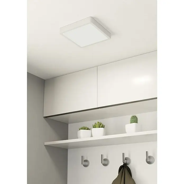 Eglo Fueva 5 LED-Deckenleuchte - 16,5 W, 21 x 21 x 2,8 cm, Weiß, Neutralweiß - Quadratische LED-Deckenleuchte in Weiß montiert an einer weißen Decke.
