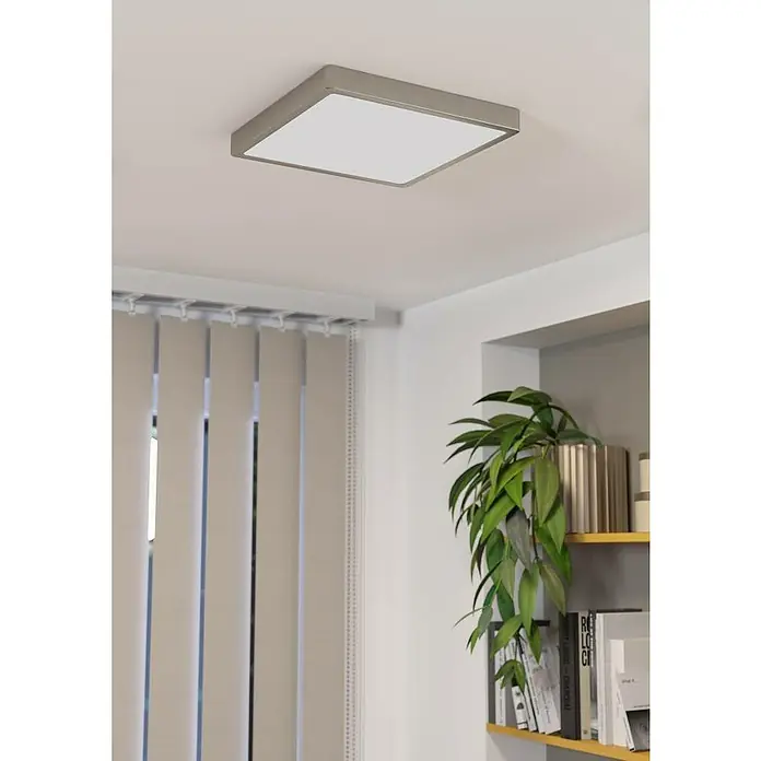 Eglo Fueva 5 LED-Deckenleuchte - 20 W, 28,5 x 28,5 x 2,8 cm, Nickel-matt, Neutralweiß - Eine quadratische LED-Deckenleuchte mit silbernem Rahmen sorgt für moderne Beleuchtung in einem stilvollen Innenraum.