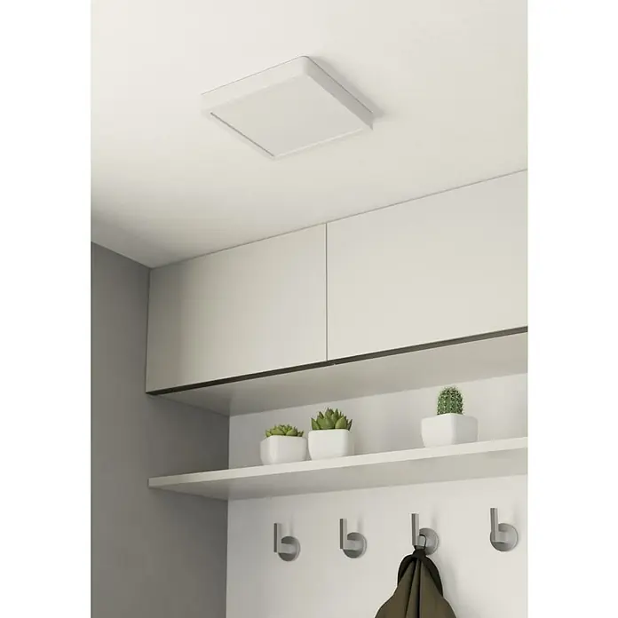 Eglo Fueva 5 LED-Deckenleuchte - 16,5 W, 21 x 21 x 2,8 cm, Weiß, Neutralweiß - Nahaufnahme einer modernen Deckenleuchte, die an einer weißen Decke installiert ist und für eine helle und gleichmäßige Ausleuchtung sorgt.