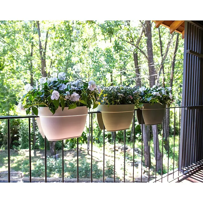 Artevasi Capri Campana Balkonkasten - L x B x H: 39 x 25,6 x 22,5 cm, Kunststoff, Grau, Matt - Blumenkästen in verschiedenen Farben hängen an einem Geländer und verschönern den Balkon mit blühenden Pflanzen und frischem Grün.
