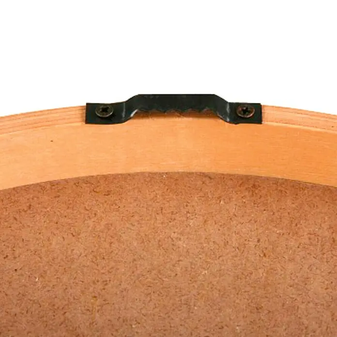 Versa Reloj de pared madera - Diámetro: 30 cm, Marrón - Primer plano de la parte posterior de un marco de madera redondo con un colgador de dientes de sierra negro, fijado con tornillos.