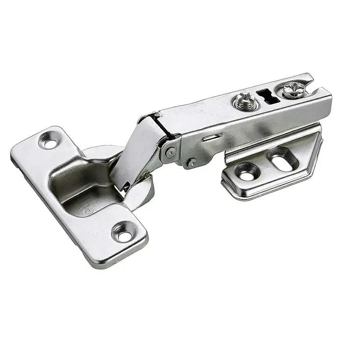 Hettich Topfscharnier - Vorliegend, Durchmesser Topf: 35 mm, Stahl, Öffnungswinkel: 105 °, Silber, Schrauben - Glänzendes silbernes Metallscharnier für Schränke, teilweise geöffnet, mit sichtbaren Einstellschrauben.
