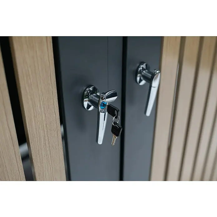 Westmann Mülltonnenbox Planta - Stahl, Anthrazit/Braun, Geeignet für Anzahl Mülltonnen: 2 Stk. - Nahaufnahme von Schranktüren mit Griffen und Schlüsseln. Das moderne Design zeichnet sich durch graue Oberflächen und Holzdetails aus.