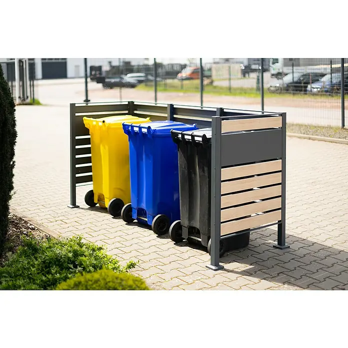 Westmann Mülltonnenbox Verkleidung Planum - 90 x 250 x 120 cm, Anthrazit/Holzoptik - Drei Mülltonnen in Gelb, Blau und Schwarz stehen unter einem modernen, grauen Mülltonnenbox-System mit Holzakzenten im Außenbereich.
