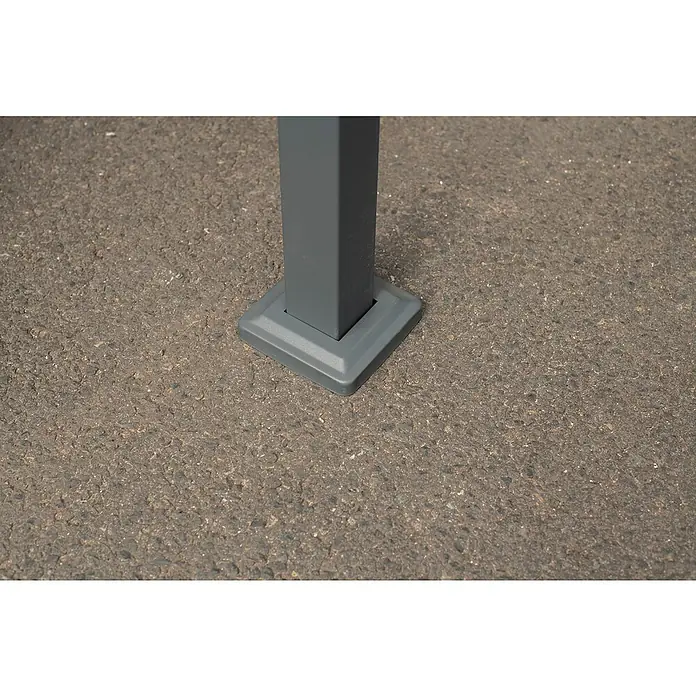 Westmann Mülltonnenbox Verkleidung Planum - 90 x 170 x 150 cm, Anthrazit - Nahaufnahme der Basis eines grauen Metallpfostens, der auf einer asphaltierten Oberfläche steht. Der quadratische Fuß sorgt für Stabilität und Halt.