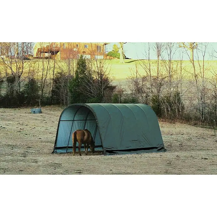 ShelterLogic Weidezelt Run-In-Shed - L x B: 610 x 400 cm, Kunststoff, Dunkelgrün - Dunkelgrüner gewölbter Stoffunterstand auf einem Feld, der einem braunen Pferd beim Grasen Schutz bietet.