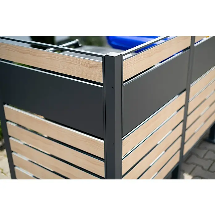 Westmann Mülltonnenbox Verkleidung Planum - 90 x 250 x 120 cm, Anthrazit/Holzoptik - Nahaufnahme einer stilvollen Mülltonnenbox mit Holzlatten und grauen Paneelen, die eine moderne und funktionale Lösung für die Müllentsorgung bietet.