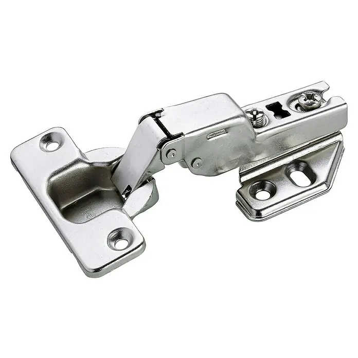 Hettich Topfscharnier - Mittelanschlag, Durchmesser Topf: 35 mm, Stahl, Öffnungswinkel: 105 °, Silber, Schrauben - Glänzendes, silberfarbenes Metall-Möbelscharnier, teilweise geöffnet.