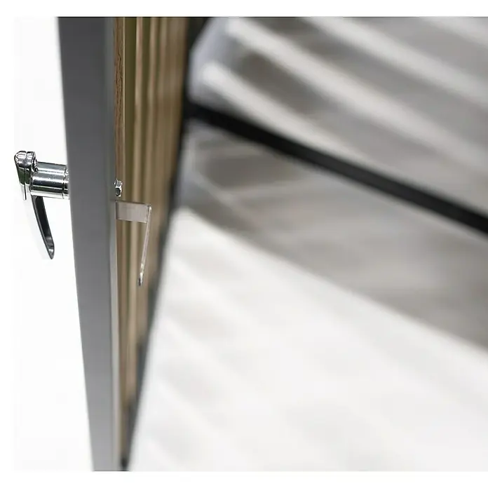 Westmann Mülltonnenbox Planta - Stahl, Anthrazit/Braun, Geeignet für Anzahl Mülltonnen: 2 Stk. - Detailaufnahme einer modernen Tür mit einem eleganten Griff und Beschlägen, die das minimalistische Design hervorheben.