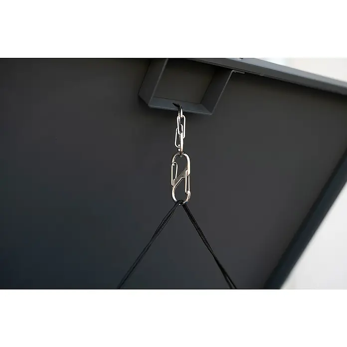 Westmann Mülltonnenbox Kubus - Stahl, Anthrazit, Geeignet für Anzahl Mülltonnen: 4 Stk. - Detailaufnahme einer modernen Aufhängung mit Kette und Karabiner, die an einer dunklen Metallkonstruktion befestigt ist. Elegantes Design für stilvolle Dekoration.