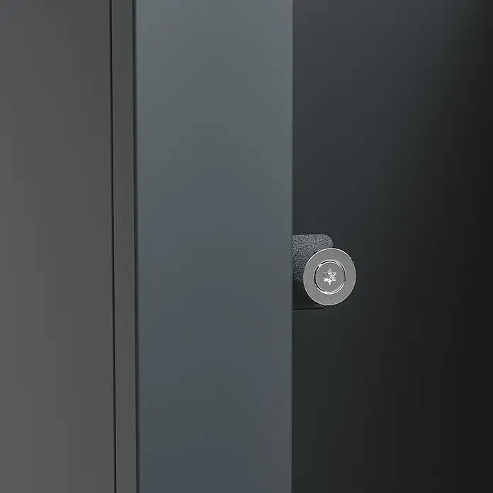 Westmann Mülltonnenbox Lacina - Stahl, Anthrazit/Braun, Geeignet für Anzahl Mülltonnen: 5 Stk. - Nahaufnahme eines grauen Metallschranks mit einem silbernen Drehverschluss, der die moderne Bauweise und Sicherheitsmerkmale hervorhebt.