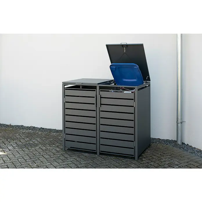 Westmann Mülltonnenbox Kubus - Stahl, Anthrazit, Geeignet für Anzahl Mülltonnen: 2 Stk. - Bild einer grauen Doppel-Mülltonnenbox aus Metall mit geöffnetem Deckel, die eine blaue Mülltonne enthält. Die Box steht auf Pflastersteinen.