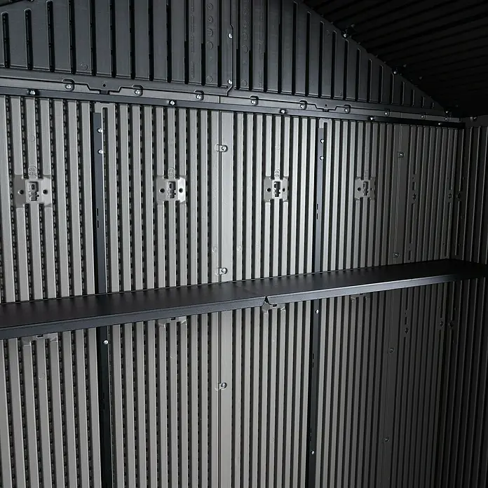 Lifetime Gerätehaus Pluto - Außenbreite inkl. Dachüberstand: 356 cm, Außentiefe inkl. Dachüberstand: 213,1 cm, Kunststoff, Grau - Grauer Kunststoff-Schuppeninnenraum mit dunklem Regal. Gerippte Wände bieten organisierten Stauraum.