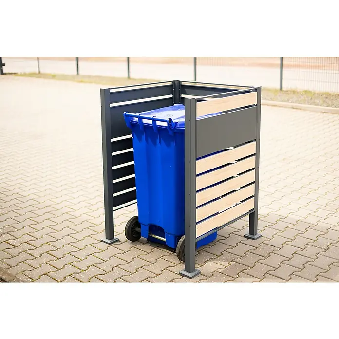 Westmann Mülltonnenbox Verkleidung Planum - 90 x 90 x 120 cm, Anthrazit/Holzoptik - Nahaufnahme eines blauen Müllcontainers in einer modernen Mülltonnenbox mit Holz- und Metallelementen auf einem gepflasterten Untergrund.