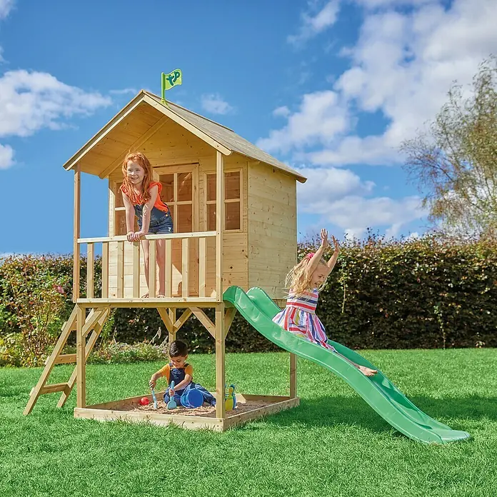 TP Toys Spielhaus Wald - L x B x H: 137 x 306 x 230 cm, Holz, Braun - Kinder spielen in einem erhöhten Holzspielhaus mit Rutsche und Sandkasten, ideal für stundenlangen Spaß im Garten.