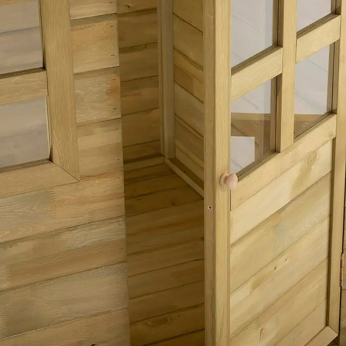 Zwerkules Spielhaus Holla - L x B x H: 97,5 x 121 x 140 cm, Holz, Natur - Detailaufnahme eines Holzspielhauses mit Fenster und Tür. Das naturbelassene Holz sorgt für einen warmen, einladenden Look.