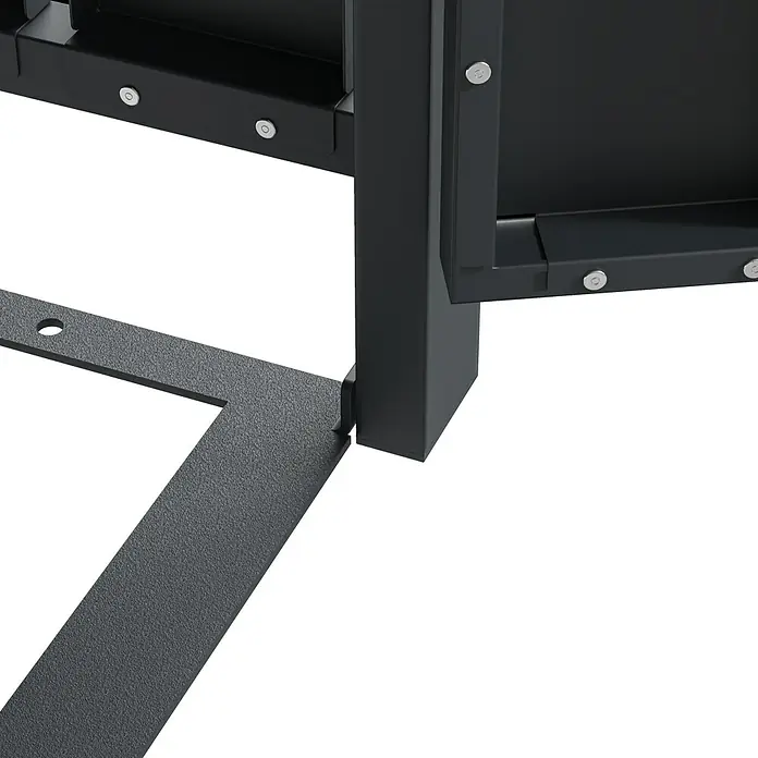 Westmann Mülltonnenbox Planta - Stahl, Anthrazit/Braun, Geeignet für Anzahl Mülltonnen: 3 Stk. - Detailansicht eines schwarzen Metallprodukts mit Schrauben und einer geriffelten Oberfläche, die die robuste Bauweise und industrielle Ästhetik hervorhebt.