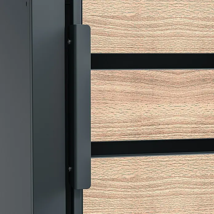 Westmann Mülltonnenbox Lacina - Stahl, Anthrazit/Braun, Geeignet für Anzahl Mülltonnen: 4 Stk. - Detailansicht einer modernen Tür mit einem stilvollen, grauen Türgriff und einer Holztäfelung mit schwarzen Akzenten.