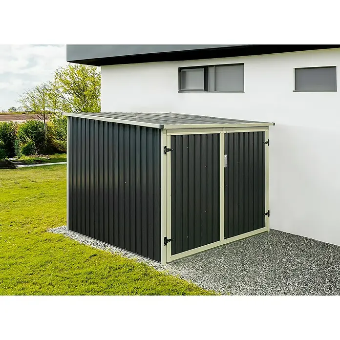 Westmann Fahrradgarage - Anthrazit, Außenmaß inkl. Dachüberstand (B x T): 200 x 202,5 cm - Dunkelgrauer Metall-Geräteschuppen mit beigem Rahmen und Pultdach, auf Kies neben einem weißen Haus.