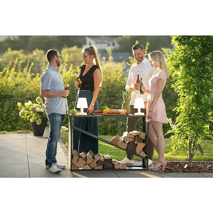 Westmann Kaminholzregal Hugo - 115 x 35 x 80 cm, Stahl, Schwarz - Gesellige Runde im Freien mit einer stilvollen Bar mit Holzablage und dekorativer Beleuchtung für den perfekten Sommerabend.