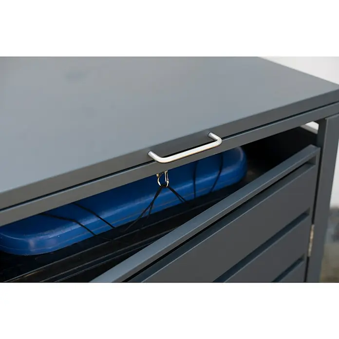 Westmann Mülltonnenbox Kubus - Stahl, Anthrazit, Geeignet für Anzahl Mülltonnen: 1 Stk. - Detailaufnahme eines grauen Outdoor-Schranks mit Schublade, in der eine blaue Kiste mit Gummiseilen liegt. Silberner Griff am Schrank.
