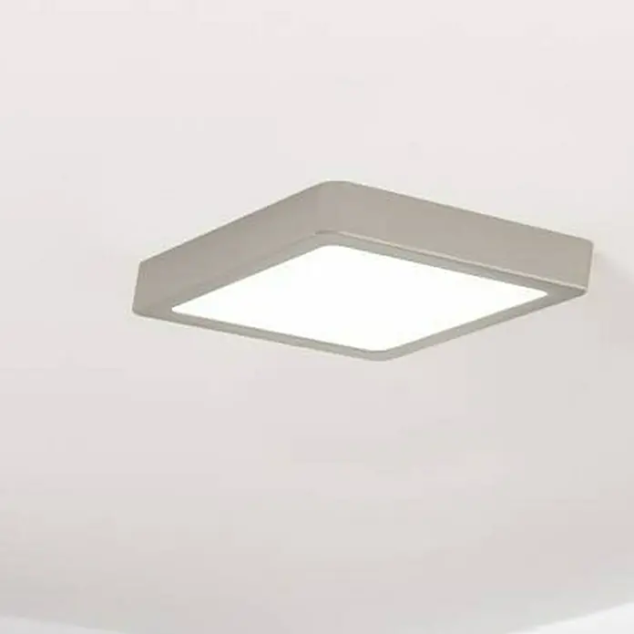 Eglo Fueva 5 Plafón LED Fueva 5 - 16,5 W, 21 x 21 x 2,8 cm, Níquel mate, Blanco neutro - Primer plano de una lámpara de techo cuadrada moderna, con iluminación suave que combina diseño minimalista con iluminación funcional.