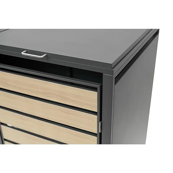 Westmann Mülltonnenbox Lacina - Stahl, Anthrazit/Braun, Geeignet für Anzahl Mülltonnen: 2 Stk. - Detailaufnahme eines grauen Outdoor-Küchenschranks mit hellen Holzfronten und einem schlichten Griff. Der Schrank wirkt modern und robust.