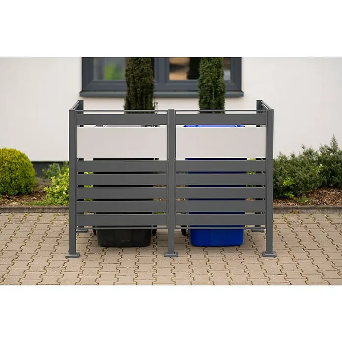 Westmann Mülltonnenbox Verkleidung Planum - 90 x 170 x 120 cm, Anthrazit/Grau - Diese Aufnahme zeigt eine graue Mülltonnenbox für zwei Tonnen, die sich auf einem gepflasterten Bereich befindet.