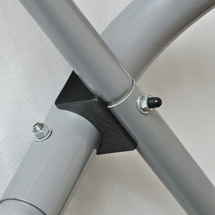 ShelterLogic Weidezelt - 610 x 380 cm, Kunststoff, Dunkelgrün - Graue Metallrohre durch ein schwarzes Kunststoffgelenk mit Schrauben verbunden. Beschriftet mit 'ShelterLogic 800260'.