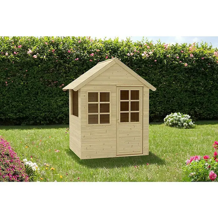 Zwerkules Spielhaus Holla - L x B x H: 97,5 x 121 x 140 cm, Holz, Natur - Ein hölzernes Spielhaus mit Fenstern und einer Tür steht im Garten, umgeben von Blumen und Sträuchern.