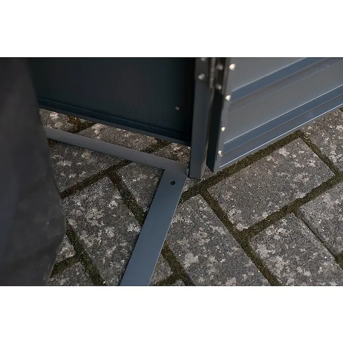 Westmann Mülltonnenbox Kubus - Stahl, Anthrazit, Geeignet für Anzahl Mülltonnen: 1 Stk. - Nahaufnahme eines grauen Mülltonnenbox-Rahmens auf einem gepflasterten Untergrund, der die robuste Bauweise und das unauffällige Design hervorhebt.