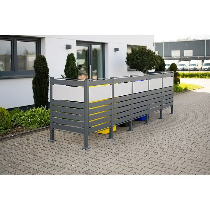Westmann Mülltonnenbox Verkleidung Planum - 90 x 410 x 120 cm, Anthrazit/Grau - Aufnahme eines modernen Mülltonnenbox-Systems in Grau und Weiß, das sich perfekt in Außenbereiche einfügt und für Ordnung sorgt.