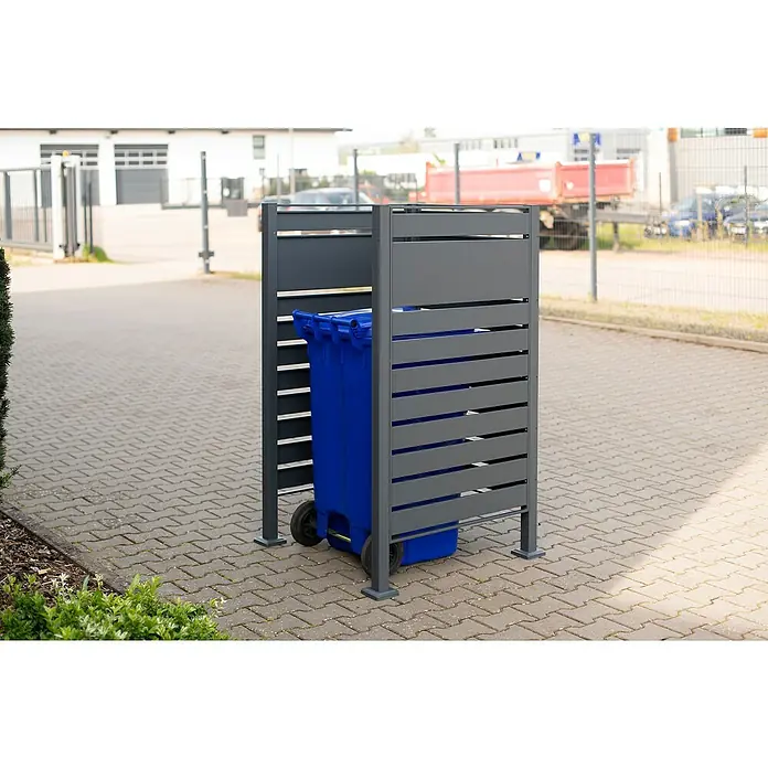 Westmann Mülltonnenbox Verkleidung Planum - 90 x 90 x 150 cm, Anthrazit - Mülltonnenbox aus grauem Metall mit einer blauen Mülltonne darin, auf einem gepflasterten Bereich. Sie dient zur stilvollen Aufbewahrung von Abfallbehältern.