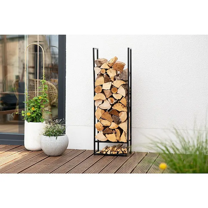 Westmann Kaminholzregal Porthos - 40 x 20 x 120 cm, Stahl, Schwarz - Brennholzregal aus schwarzem Metall gefüllt mit Holzscheiten auf einer Terrasse. Eine praktische und stilvolle Aufbewahrungslösung für Kaminholz.
