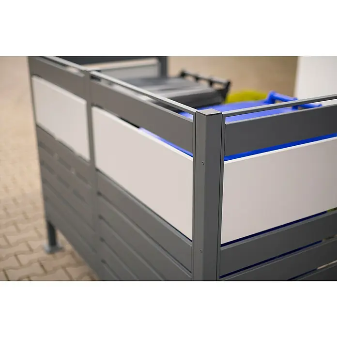 Westmann Mülltonnenbox Verkleidung Planum - 90 x 170 x 120 cm, Anthrazit/Grau - Bild einer Mülltonnenbox mit grauem Rahmen und weißen Paneelen, die Mülltonnen diskret im Außenbereich versteckt.