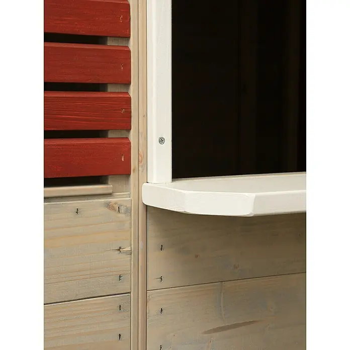 Wendi Toys Spielhaus Krokodil - L x B x H: 120 x 155 x 168 cm, Holz, Natur / Rot - Detailaufnahme eines Holzfensters mit weißem Rahmen und roter Holzverkleidung, das die Handwerkskunst und das rustikale Design hervorhebt.