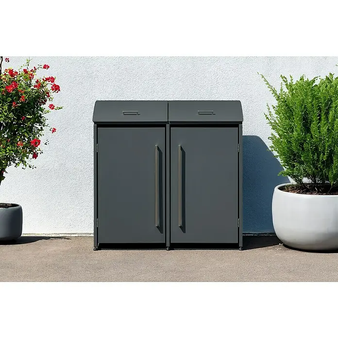 Westmann Mülltonnenbox Moderna - Stahl, Anthrazit, Geeignet für Anzahl Mülltonnen: 2 Stk. - Bild eines Mülltonnenschranks mit zwei Türen, flankiert von Pflanzen in Töpfen, der eine elegante Lösung für die Müllaufbewahrung bietet.