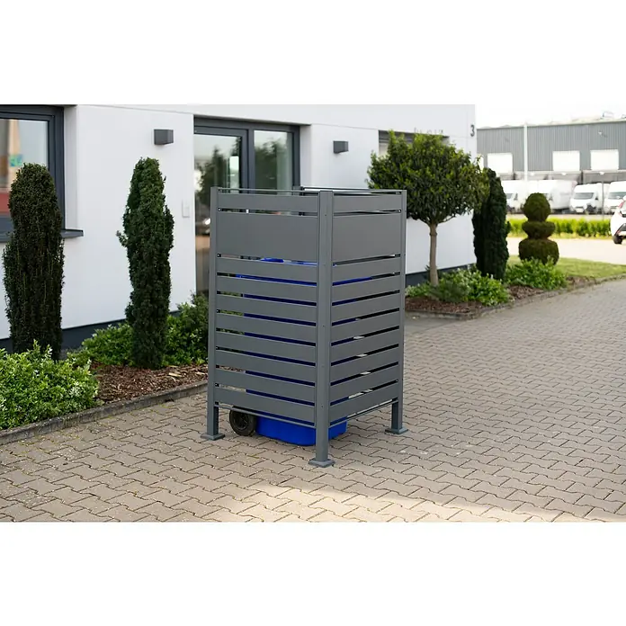 Westmann Mülltonnenbox Verkleidung Planum - 90 x 90 x 150 cm, Anthrazit - Mülltonnenbox aus grauem Metall mit horizontalen Streben, die eine blaue Mülltonne verdeckt, im Freien auf einem gepflasterten Bereich.