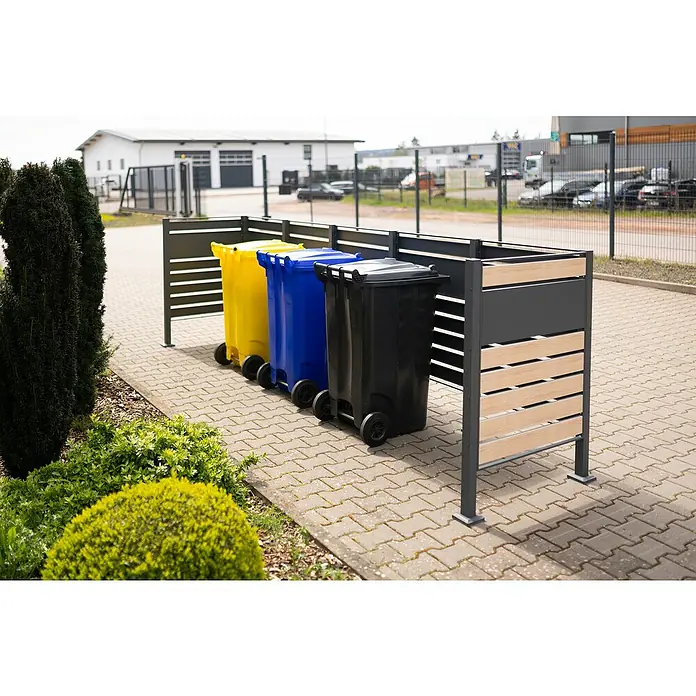 Westmann Mülltonnenbox Verkleidung Planum - 90 x 410 x 120 cm, Anthrazit/Holzoptik - Eine Reihe von Mülltonnen in Gelb, Blau und Schwarz stehen ordentlich in einem Mülltonnenboxsystem aus grauem Metall und hellem Holz.