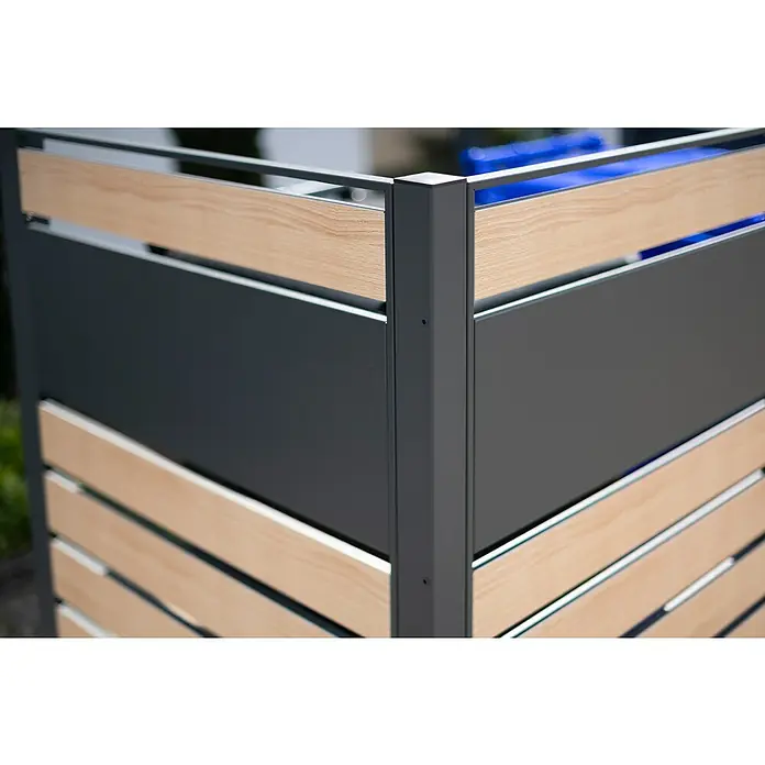 Westmann Mülltonnenbox Verkleidung Planum - 90 x 170 x 120 cm, Anthrazit/Holzoptik - Detailaufnahme einer stilvollen Sichtschutzwand mit grauen Paneelen und Holzlatten, die Privatsphäre und modernes Design vereint.