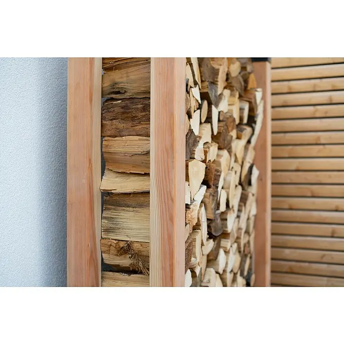 Westmann Kaminholzregal Michel - 138 x 40 x 180 cm, Holz, Natur - Holzregal mit Holzscheiten, umgeben von einer Holzverkleidung und einer weißen Wand. Praktische und dekorative Brennholzlagerung.