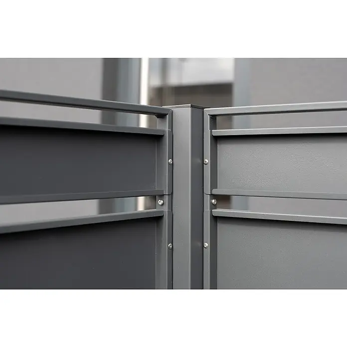 Westmann Mülltonnenbox Verkleidung Planum - 90 x 410 x 150 cm, Anthrazit - Detailaufnahme eines modernen, grauen Metallzauns mit klaren Linien und präziser Verarbeitung, befestigt mit Schrauben.