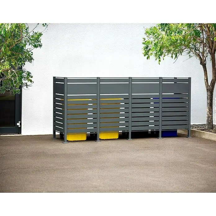 Westmann Mülltonnenbox Verkleidung Planum - 90 x 330 x 150 cm, Anthrazit - Diese Aufnahme zeigt eine stilvolle graue Mülltonnenbox, die mehrere farbige Mülltonnen diskret verbirgt und sich harmonisch in ihre Umgebung einfügt.