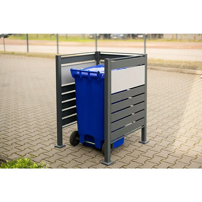 Westmann Mülltonnenbox Verkleidung Planum - 90 x 90 x 120 cm, Anthrazit/Grau - Eine blaue Mülltonne steht in einer modernen, grauen Mülltonnenbox mit horizontalen Lamellen und einer weißen Fläche. Praktische und stilvolle Lösung.