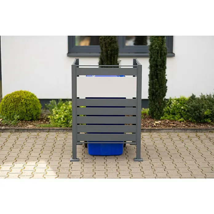 Westmann Mülltonnenbox Verkleidung Planum - 90 x 90 x 120 cm, Anthrazit/Grau - Mülltonnenbox aus grauem Metall mit blauer Mülltonne im Garten, die eine ordentliche und diskrete Müllentsorgungslösung bietet.