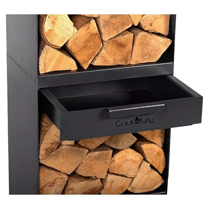 Kaminholzregal Vento - 40 x 30 x 120 cm, Stahl, Schwarz - Nahaufnahme eines CookKing Holzregals mit Schublade, gefüllt mit Holzscheiten, ideal zur Lagerung und Bereitstellung von Brennholz.
