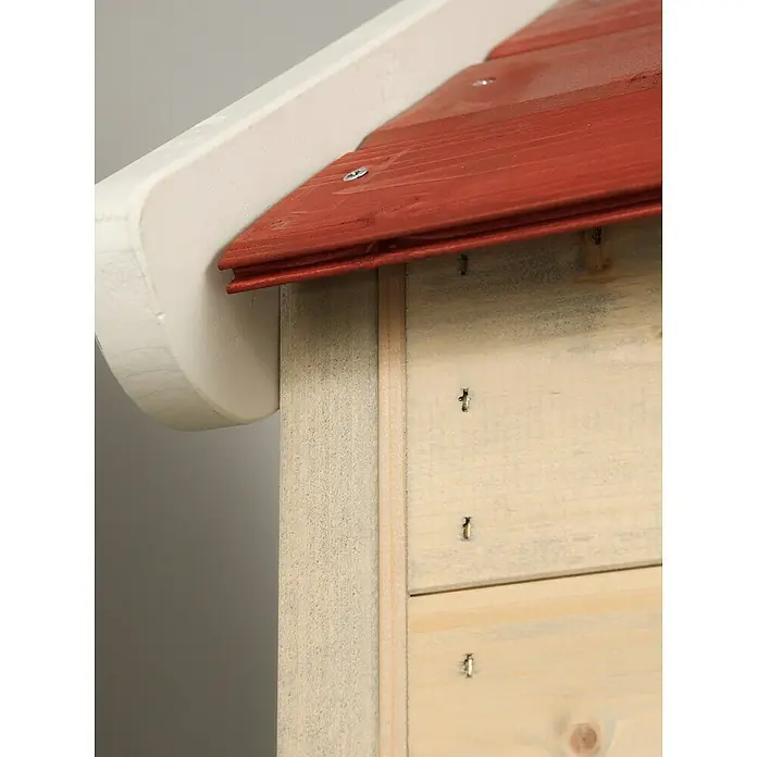 Wendi Toys Spielhaus Krokodil - L x B x H: 120 x 155 x 168 cm, Holz, Natur / Rot - Nahaufnahme eines rot-weißen Holz-Insektenhotels mit sichtbaren Schrauben und Nägeln. Die Konstruktion zeigt handwerkliche Details und rustikale Materialien.